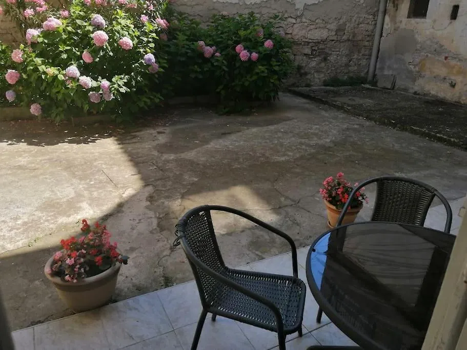 Apartment Micaela Pula 0*,